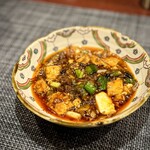 中華寝台 - 【追加】
      王道の中華もいただかないと(^^)麻婆豆腐です。
      季節柄、白子バージョンもあったのですが、あえてのベーシックを。
      発酵の旨みと程よい辛みと刺激。最高の麻婆豆腐です。