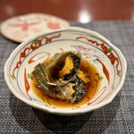 中華寝台 - このシーズンならではの、上海蟹。紹興酒漬けです。
      特段こだわりたい食材ではないのですが、いただけてよかった！
      なんせ、この紹興酒もタレが最高に美味しい。