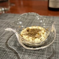 中華寝台 - スペシャリテのひとつ。
                      あまり得意じゃないピータンですが、こちらは何とも上品。
                      豆乳ムース、和栗ソース、そして今回は秋トリュフまで。
                      進化が隠せない素晴らしいピータン豆腐♪