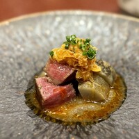 中華寝台 - 個人的に、和牛に感動するのは、結構珍しい(^^)
                    まるで低温調理したような柔らかさで、ヒレの繊細さもきれいに残ってる。
                    堀川牛蒡のソースが意外にも良く合うし、中華らしさも表現されていました。