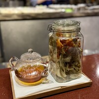 中華寝台 - 端材で作った野菜茶。夏場に作ったとのことで、トマトの皮や玉蜀黍のヒゲなど。
                    しみじみと美味しい…