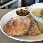 フードスタンド マガリ - たっぷりスープとパン