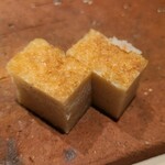 たかおか - ㉓玉(す海老【正式名:葦海老】と自然薯入り) 
      しっとり軟らか、ほんのりと甘い
      葦海老の旨みと甘みに、複雑に配合された出汁も入っていそうです