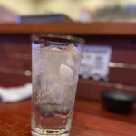 焼き鳥アポロ - 友達の「余市」ハイボール。1口もらったら、スモーキーさがうまかったぁぁー