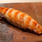 たかおか - ⑲車海老(千葉県竹岡産)
      産卵は初夏～初秋、旬は初夏～初秋
      この時期に地物の天然車海老は凄い！
      茹で立てに絶妙な冷ましを施し、軽めのヅケを施してあり、深みのある海老の旨みと甘みが◎