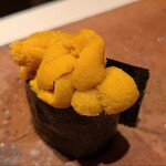 たかおか - ⑳塩水蝦夷馬糞雲丹(北海道昆布森産)軍艦巻き
      産卵は夏～秋、旬は初夏～夏
      舌の上に5秒ホールドして味わう
      濃厚な甘みとコク、天然ですが特徴である後味に複雑な余韻は殆んど感じず綺麗な美味しさのみ