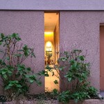 たかおか - JR総武線千葉駅から徒歩約8分、千葉都市モノレール2号線沿いに延びる道路から1つ路地に入った住宅地にある「たかおか」さん
      2013年開業、店主は高岡千春氏
      銀座「志乃多寿司」さんで修行した後に創業