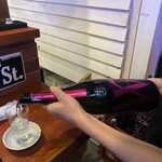 焼き鳥アポロ - わたくしの　W(ダブリュー)。今日は私もバーガンディーカラーのワンピースを着ていたので、このラベルの色に一目惚れしちゃいました。