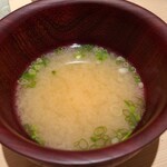 たかおか - ㉒お味噌汁、車海老の頭と鮪節と昆布
      信州の白味噌に少し赤味噌を加え、車海老の殻に利尻昆布、鮪節で出汁取り
      優しい味を幾重にも重ねて作られています