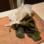 たかおか - ○若布(千葉県鴨川産)、薄切り酢蓮根(千葉県鴨川産)、自家製ポン酢 
      オーケストラの演奏が始まる前の楽器の音出しの様にひっそりと秘めやか、沁々と美味しい 