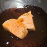 たかおか - ❺鮟肝(千葉県銚子産)
      産卵は春～初夏、旬は通年、特に晩冬
      湯気が立つ煮立ての鮟肝を目前で切り分け
      形を保っているものの、口腔内でスッと溶ける
      コクのある旨みと円やかな甘みに染々と唸る