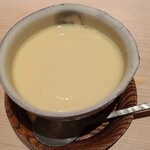 たかおか - ❼大和蛤(千葉県木更津産)の出汁茶碗蒸し
      汀線蛤は輪郭のハッキリした旨みですが、大和蛤は円やかな旨みという印象
      この茶碗蒸しの蛤出汁は濃く深い旨みが凝縮されており、目が醒める様なインパクト