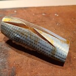 たかおか - ⑪小鰭(千葉県船橋三番瀬産)
      産卵は春、小鰭の旬は夏、出世魚、寿命3年
      美しい皮目、何より香りが良い
      塩振りと〆具合は旨みのバランスが絶妙
      脂の旨みも豊潤で素直に美味しい 