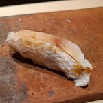 たかおか - ⑫血鯛(千葉県竹岡産)
      味わいだと真鯛>>血鯛>連子鯛ですが、春子サイズだと仕込み次第で真鯛を凌ぎ、豊かな香りと旨みを纏います
      久々に丁寧な仕込みの清んだ旨みを楽しみました