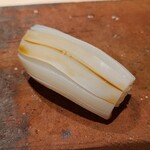 たかおか - ⑯墨烏賊(正式名:甲烏賊、千葉県富津産)、完熟黄酢橘果汁掛け
      産卵は春～初夏、旬は冬～春、寿命1年
      活かって噛むとパキッとしてますが、中は寝かせにより適度に軟らかく同時に甘みも引き出されています 