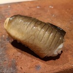 たかおか - ㉑煮穴子(千葉県富津産)
      産卵は初夏～初秋、旬は夏～秋
      ふわふわと軟らかく一気に拡がる旨み、江戸前の真穴子の実力、強くないツメもたかおか流
      一流の江戸前真穴子を安定して楽しめるお店は他に無いのでは？