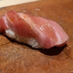 たかおか - ⑮本鮪大トロ(千葉県銚子産、162kg)
      脂がのった大トロ、滑らかな脂が溶け出す
      赤身→中トロ→大トロと徐々に同系統の味わいが濃く強くなっていますが、旨みを求めて過ぎたる脂を求めないのが素晴らしい 