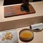 たかおか - ○ガリ、若布(千葉県鴨川産)、自家製ポン酢 
      オーケストラの演奏が始まる前の楽器の音出しの様にひっそりと秘めやか、沁々と美味しい 