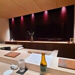 たかおか - 店内は木板組みの天井、淡い黄土色の壁、淡い砂色のタイル貼り床、板場の背面は千葉→東京→千葉へとずっと愛用されている漆塗りの板がズラリと並び、凛とした和の趣きのある上質な空間となっています