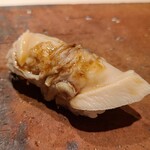 たかおか - ⑰煮大和蛤(千葉県木更津産)
      今や幻の内房産の大和蛤は非常に軟らかく薄味で煮られ、噛む毎に身の中から旨みが溢れ出す
      蛤の味わいもいいいですが、穏やかで甘さを控えめにしたツメも好み 