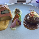 ステーキ＆シーフード ボストン - [サーフ&ターフ]広島サーモンのパイ包み焼き　向原農園産卵のベアルネーズソース　瀬戸内六穀豚のシャリアピンステーキ