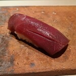たかおか - ⑬本鮪赤身(千葉県銚子産、162kg)
      近海本鮪の産卵は春～夏、旬は初秋～冬
      赤身独特の風味とコクがあります
      軽く漬けにされておりますが、酸味が微かにあり、旨みが華やか 