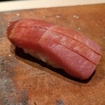 たかおか - ⑭本鮪中トロ(千葉県銚子産、162kg)
      艶々とした脂が口に入れると滑らかに溶け、形
      が無くなります
      身にきめ細かく入った脂のサシが美しく、更なる旨みと甘み、微かな酸味を感じます 
