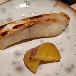 たかおか - ❸炭火焼き白甘鯛(千葉県銚子産)
      ❹安納芋(千葉県鴨川産)
      軟らかく蒸された安納芋はシルキーで土の香りをまとった豊かな甘みがあります
      シルクスイートよりも力強い様な気がします