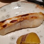 たかおか - ❸炭火焼き白甘鯛(千葉県銚子産)
      焼いた赤甘鯛の頭と骨で取った出汁に漬け込まれ、赤甘鯛の濃さをより凝縮
      鱗と皮を引きつつも、表面の皮下の薄皮は残してあり、滋味ある脂がしっかり楽しめます 