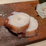 たかおか - ❶焚き水蛸(千葉県銚子産)
      産卵は初夏～夏、旬は通年、寿命3～4年
      水蛸は水分が多いので脱水と寝かせが重要
      水蛸自体の薫りが素晴らしい！
      真蛸より軟らかな歯応え、旨みが拡がります 