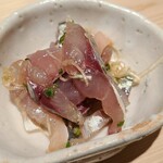 たかおか - ❻真鯵(千葉県金谷産)、刻み葱(千葉県鴨川産)和え
      産卵は春～夏、旬は秋～冬
      活かったコリ感とねっとりした旨みと滋味が同居し、短時間でどう仕込んだらこうなるのか？
      不思議でならない 