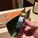 たかおか - ⑧炭火炙り〆鯖棒寿司(千葉県富津産)の磯辺巻き
      見て、薫って、聴いて、そして食べる
      提供の流れと味わいの濃淡の変化、五感が刺激され至福なひととき 