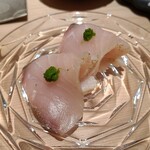 たかおか - ❷高岡米の藁で燻した寒鰆(千葉県銚子産)
      産卵は春～夏、旬は秋～春
      燻薫が香る旬の走りの寒鰆、見た目の美しさも秀逸ですし、加熱により脂が活性化し旨みが増しています