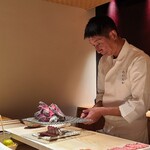 たかおか - ⑧炭火炙り〆鯖棒寿司(千葉県富津産)の磯辺巻き
      網上の炭火をギリギリまで近付け、真鯖の脂をジュウジュウと焦がす
      その微かな美味しい音に思わず聞き耳を立てる
      見て、薫って、聴いて、そして食べる 