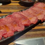 てるこさんと門脇君 - 炙りタン刺し(2種)