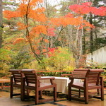 ホテルブレストンコート ザ・ラウンジ - 自然に包まれ開放的なテラス