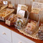 パティスリー イクル - 焼き菓子（虹色焼きドーナツ）コーナー