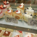 パティスリー イクル - 黄金スフレチーズケーキの上にはてんとう虫が♪