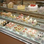 パティスリー イクル - 休日のお昼頃のショーケース内