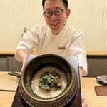 虎白 - 小泉大将が抱く土鍋、素敵な笑顔です。