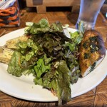 イタリアン食堂 MAS - 前菜　野菜のキッシュ　バジル入りのパン