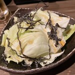炭焼 極 - スピードメニューのキャベツ&塩昆布。