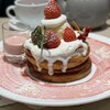 カフェ＆ブックス ビブリオテーク - エアリーチーズクリームのクリスマス"ホール"パンケーキ いちごミルキーソース