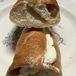 ピーターセン - マカダミアナッツと練乳クリームの断面