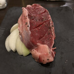 溶岩焼き 熱心 - 肉がぶ厚い。「正直、そのままでは中まで焼けないので、途中でハサミで切って焼いてください」という荒々しい趣向が楽しい