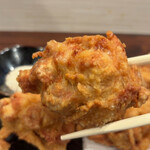 中国菜 たな華 - 一個がデカいand噛むと脂ビシャーです。ジューシー感半端ない。おまけに皮パリ。