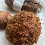 テーラ・テール - カレーパン、どんなんかと思って購入
      コレはひとくち食べただけですが
      中のカレーも 少しピリっとしてて
      好きな味、それ以上にパン生地が
      美味しい♡
      