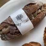 テーラ・テール - 期間限定で
      1個だけ残ってて買ってしまった
      栗栗してました☆
      パンは、ふわふわじゃなく、噛みごたえのある
      ソフトフランス?系