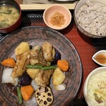 大戸屋ごはん処 - 料理写真:鱈と野菜の黒酢あん定食　［五穀米］