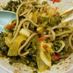 麺処 盛盛 - 汁なしカレーそば＋緑のたぬき＋玉ねぎトッピング＋ベニー＋カイエンペッパーをかき混ぜて（見映えは？）